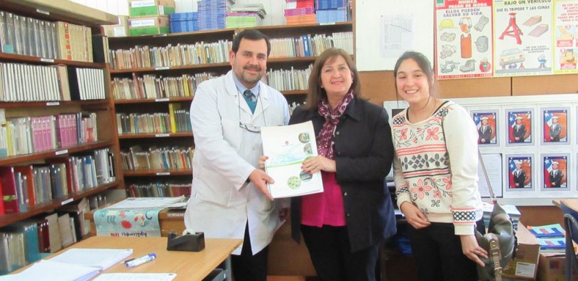 CRHIAM se suma a la iniciativa “1000 científico, 1000 aulas” llevando la ciencia y la tecnología a los establecimientos educacionales