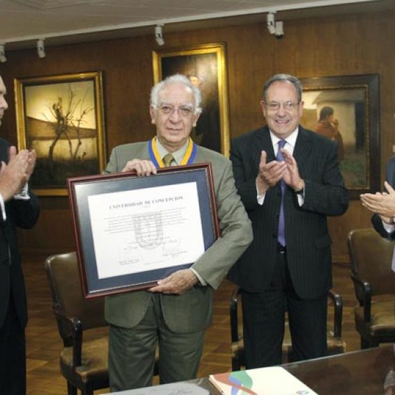 Director de CRHIAM es nombrado Profesor Emérito de la UdeC
