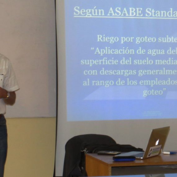 Docente argentino dicta charla sobre sistemas riego por goteo subterráneo
