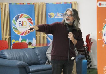 Investigador de CRHIAM participó en exitoso Café Científico