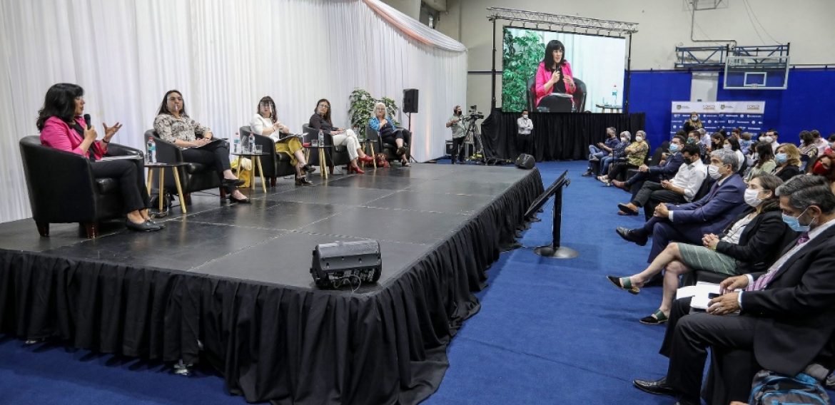 Directora CRHIAM participó en foro UdeC dirigido a la Convención Constituyente