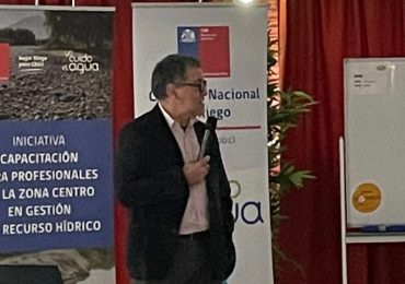 Investigador CRHIAM expuso sobre gestión de aguas subterráneas a extensionistas rurales de la zona centro