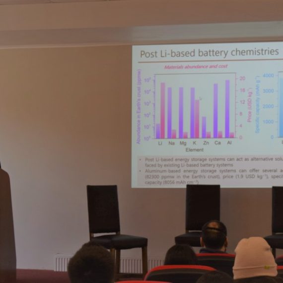 Académica de la Universidad de Toronto realizó charla sobre la explotación de las tierras raras en Chile