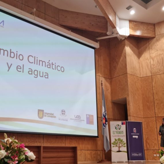 Ñubleduca 2022: colaboradora de CRHIAM participó realizando una charla sobre el cambio climático
