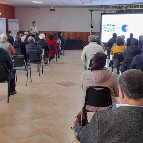 Investigador principal de CRHIAM dictó charla sobre fuentes de agua para la comuna de Quillón