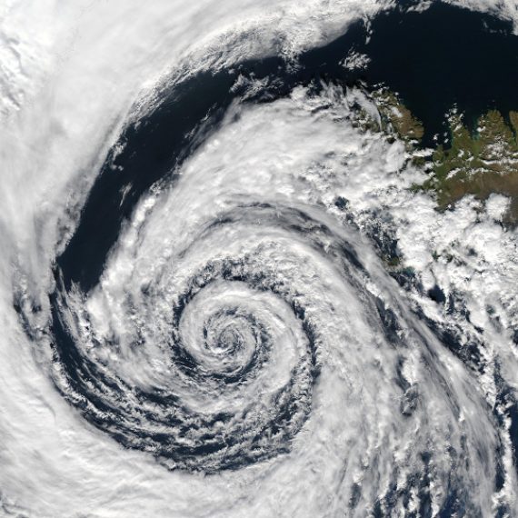 Investigadora postdoctoral de CRHIAM realizó charla sobre la hidrometeorología