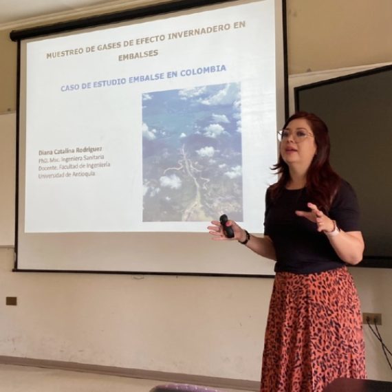 Jefa de la Escuela Ambiental de la U. de Antoquia realizó ponencias sobre microcontaminantes y tratamiento de aguas residuales